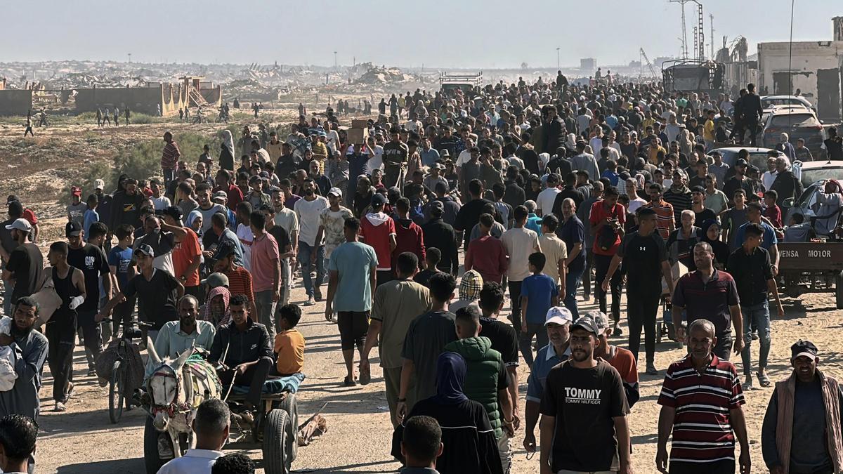 Una multitud de palestinos se dirigen a uno de los puntos de reparto de ayuda en Rafah, este martes.