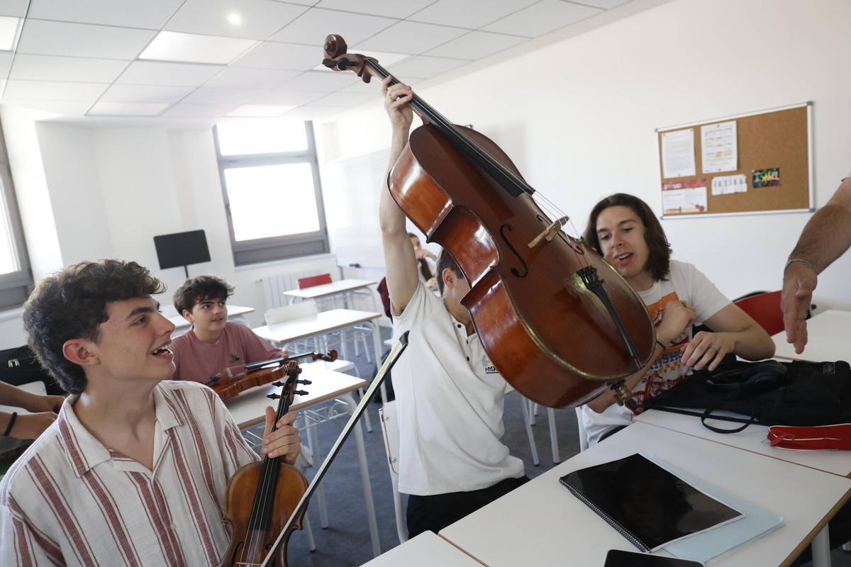 En imágenes: La última sesión del taller de luthería en el conservatorio de Avilés