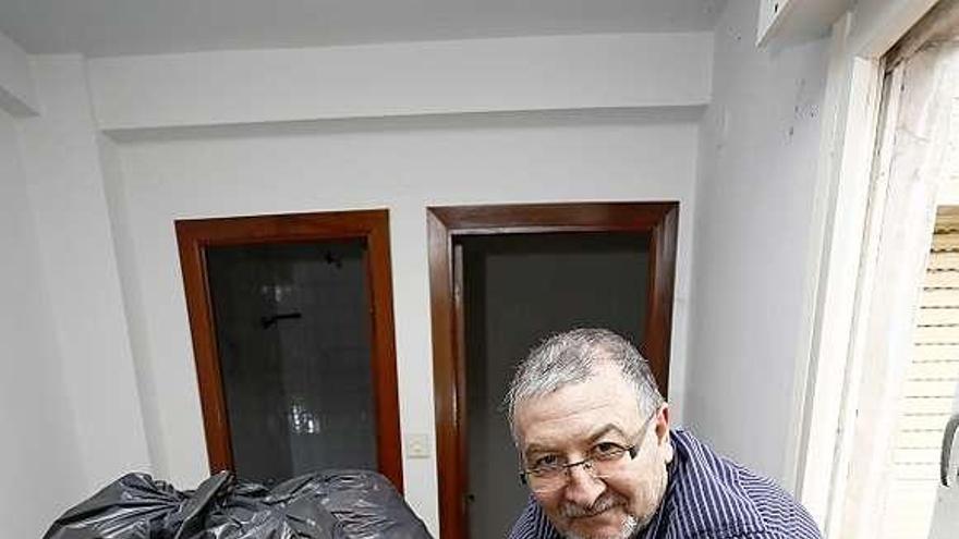 José Alfredo Fernández, con cientos de tapones en el almacén de su local.