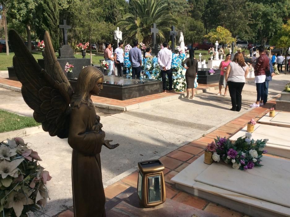 Los malagueños acuden a los cementerios para adecentar y embellecer las lápidas de sus seres queridos.