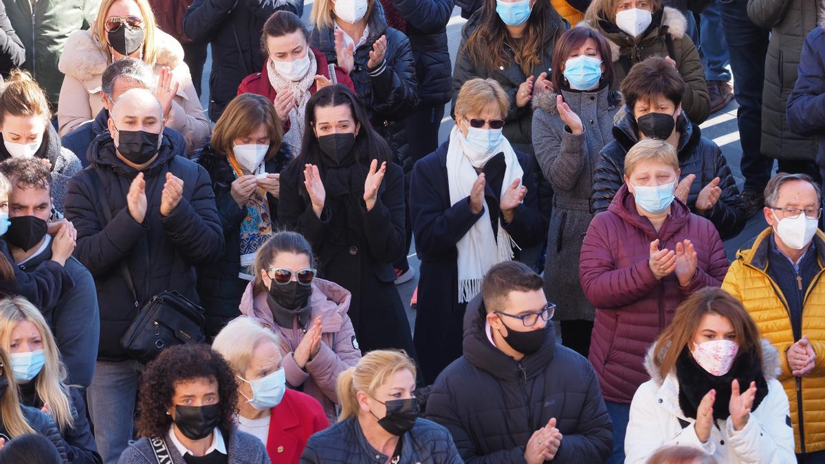 Varias personas dedican un minuto de silencio a Esther López , cuyo cadáver se encontró ayer, en la plaza del Ayuntamiento de Traspinedo, a 6 de febrero de 2022, en Valladolid (España).