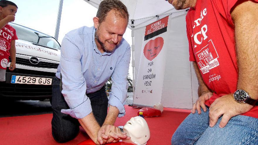 El taller de reanimacióncardiopulmonar, ayer, en la Plaza de Stagno.