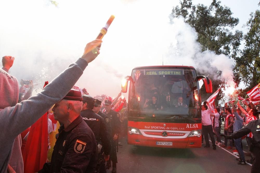 Ambientazo rojiblanco en los aledaños de El Molinón