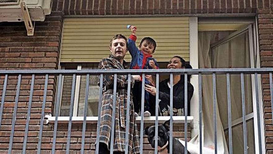 Ángel y su familia en el balcón de su piso.