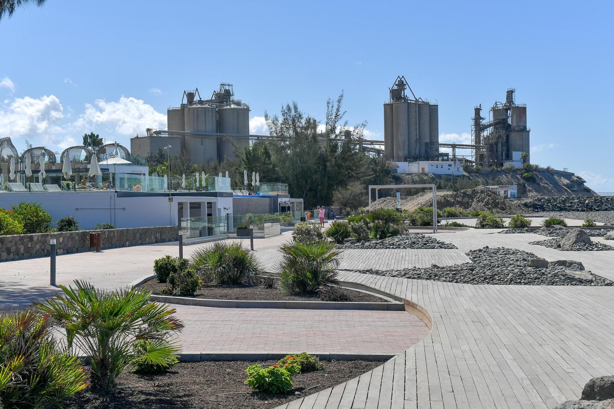 Paseo marítimo de El Pajar con la cementera al fondo.