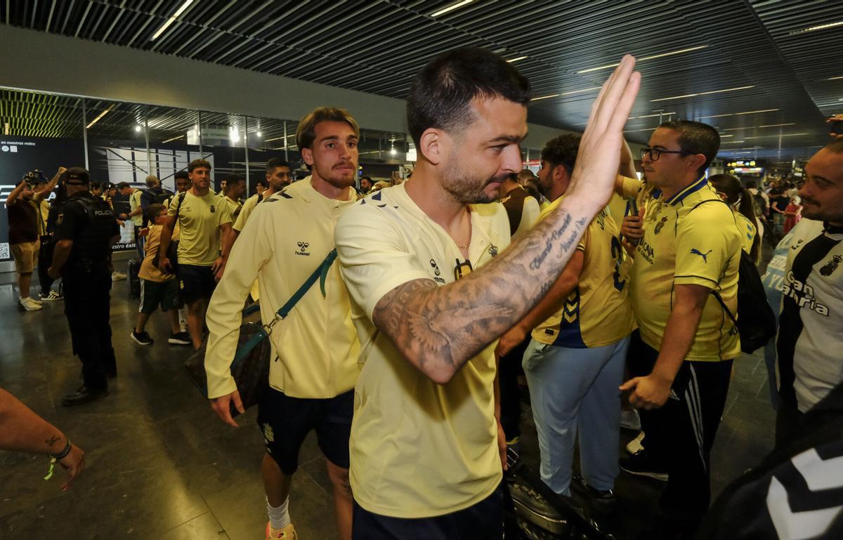 Aficionados reciben a la UD Las Palmas en el aeropuerto tras sellar el playoff