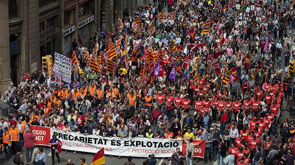 Milers de persones recorren el centre de Barcelona en la manifestació de l’1 de Maig per reclamar llocs de treball dignes.