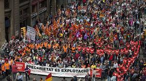 Milers de persones recorren el centre de Barcelona en la manifestació de l’1 de Maig per reclamar llocs de treball dignes.