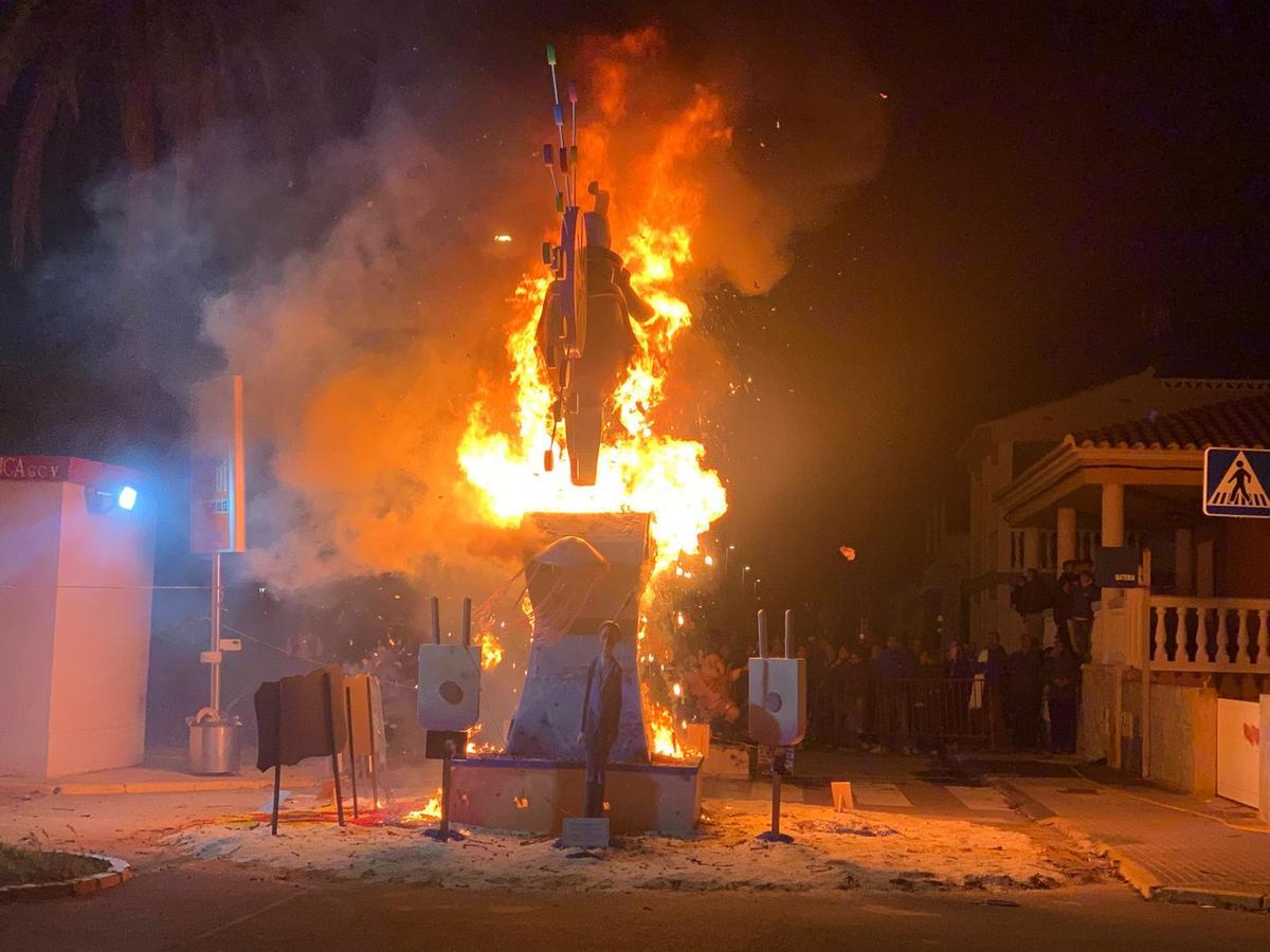 La primera falla en arder fue la de la Plaça els Pescadors.