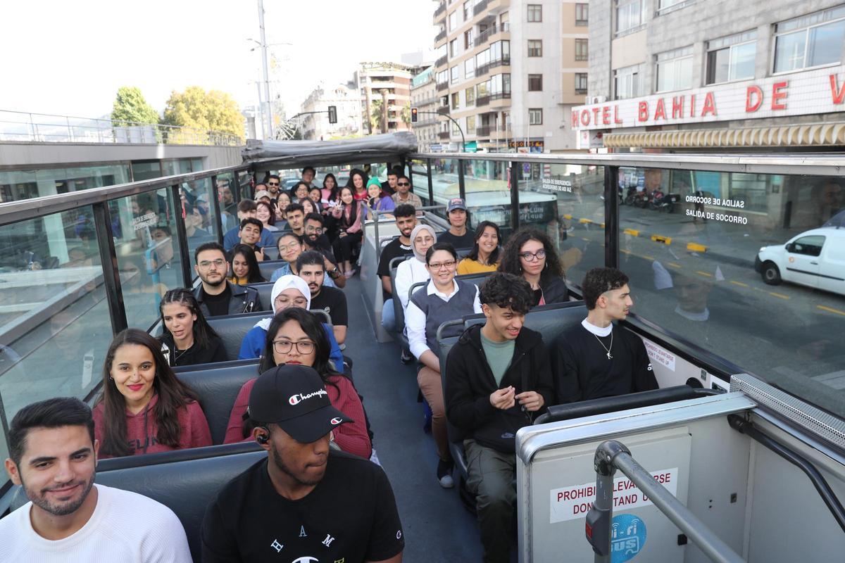 Viajeros del bus turístico de Vigo. 2022. Ricardo Grobas