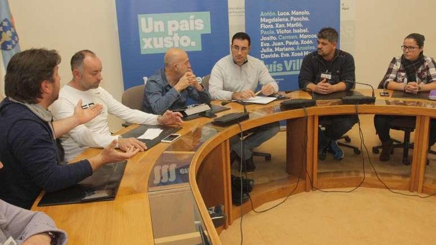 Diputados de En Marea y percebeiros, ayer en el Parlamento. // X. Álvarez