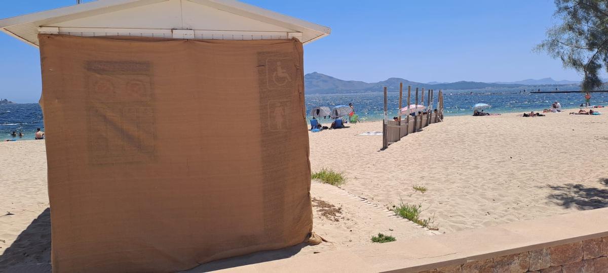 Ein verrammeltes WC-Häuschen am Strand von Port de Pollença am Sonntag (30.6.)