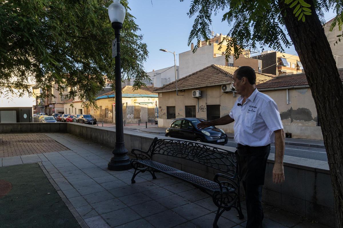 Un trabajador de la zona de barrio de La Florida señala el lugar exacto donde fusilaron a José Antonio.