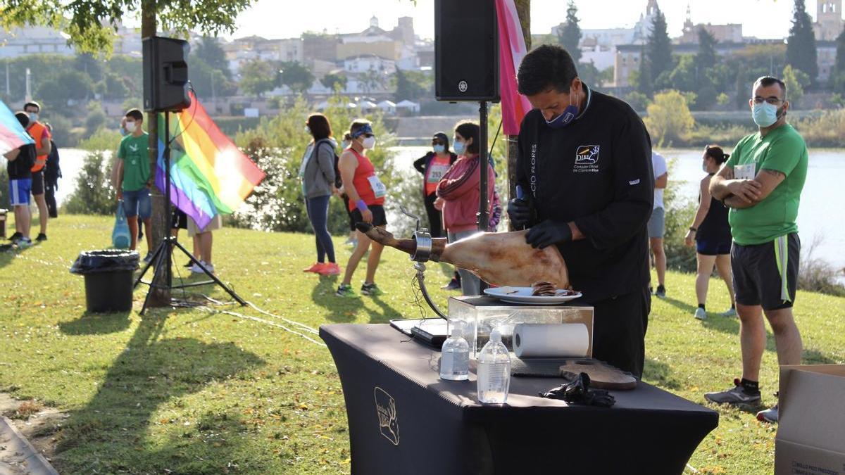 Los corredores pudieron probar al terminar jamón cortado allí mismo.