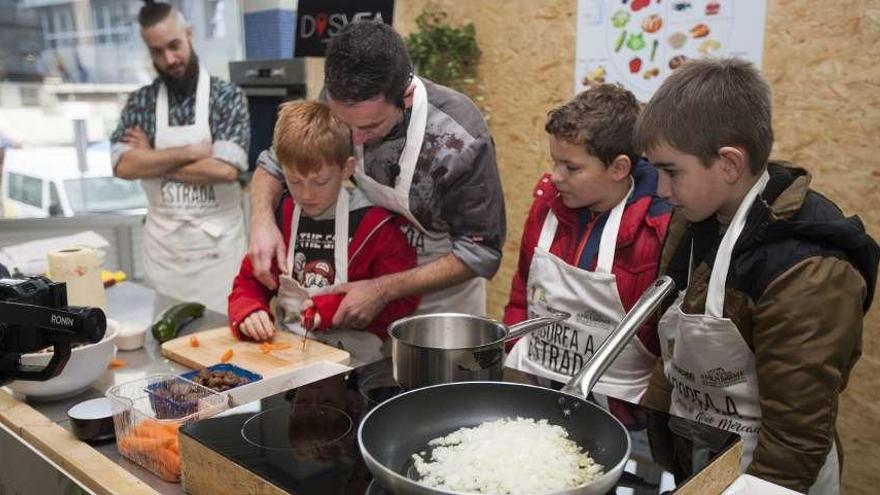 Alumnos de cuatro colegios del rural pasaron por los puestos del Novo Mercado para hacer la compra y preparar, después, los platos diseñados por cada centro // Bernabé/Cris M.V.