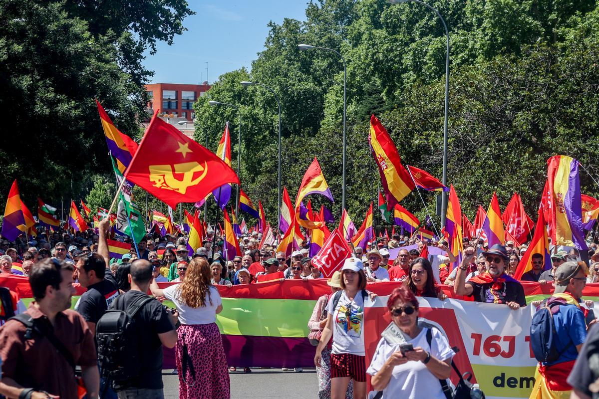 Cientos de personas durante una marcha contra la monarquía, a 16 de junio de 2024, en Madrid (España). Diversos colectivos han convocado una marcha republicana en el centro de Madrid en vísperas del aniversario de la coronación de Felipe VI, bajo el lema Monarquía no, democracia sí, al que han asistido dirigentes de Podemos. Hay tres puntos de salida, la Puerta de Alcalá, Colón y Neptuno para confluir las tres columnas en Cibeles y marchar de forma conjunta hacia la Puerta del Sol, para leer un manifiesto por parte del cineasta Benito Rabal, hijo del actor Paco Rabal, y por la periodista Irene Zugasti. 16 JUNIO 2024;REPÚBLICA;DEMOCRACIA;MONARQUÍA;MANIFESTACIÓN Ricardo Rubio / Europa Press 16/06/2024 / Ricardo Rubio;