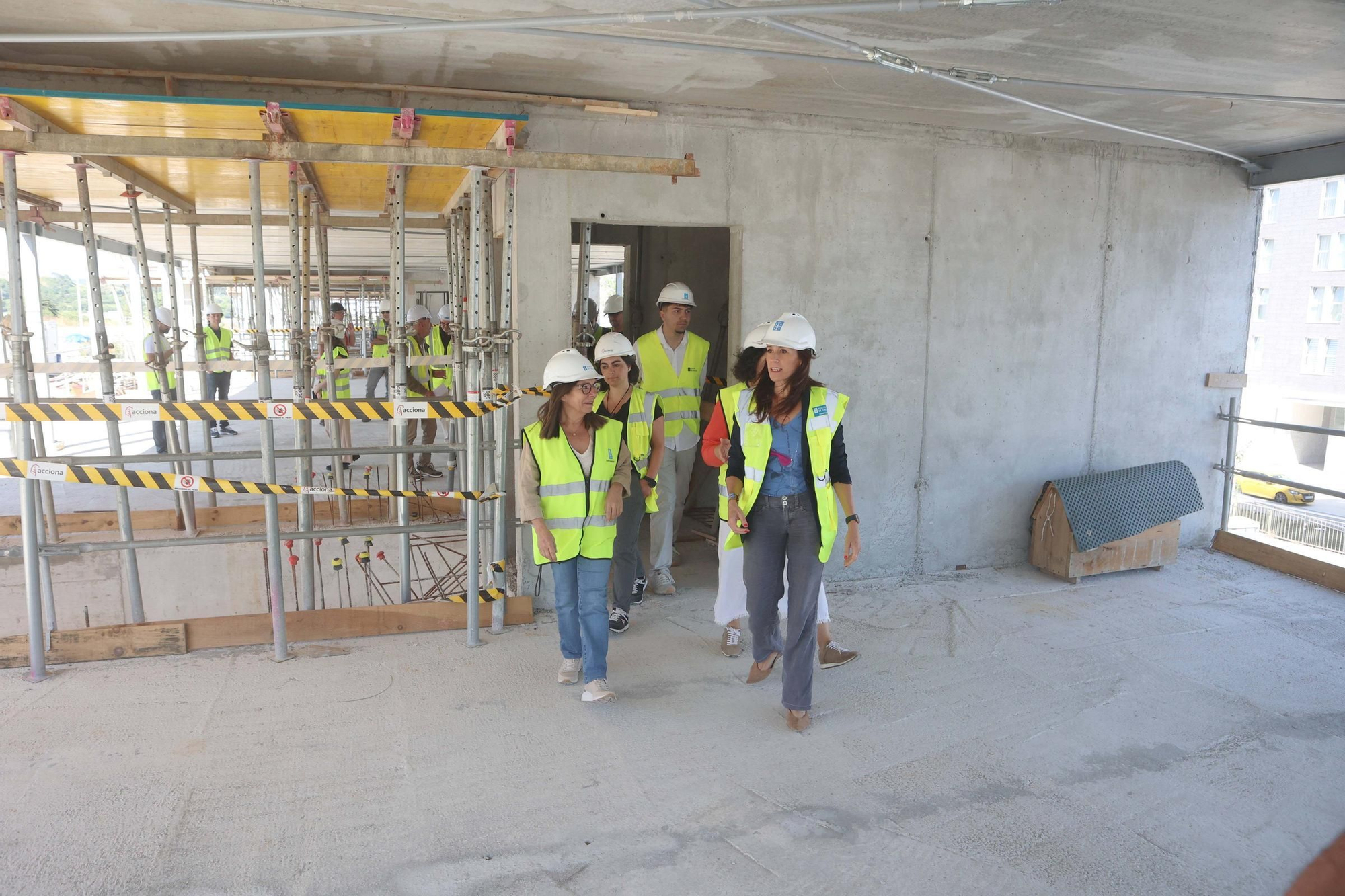 La conselleira de Vivenda visita las obras de construcción en Xuxán de 40 viviendas de promoción pública