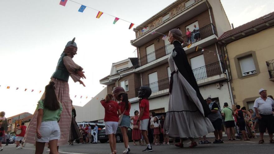 Gran animación en las calles de Camarzana, durante el pasacalles de Gigantes y Cabezudos. | E. P.