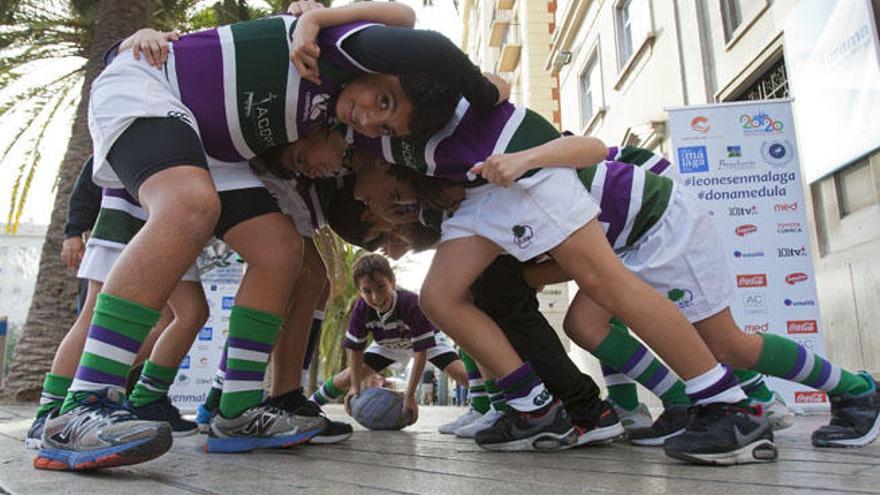 La plaza de la Marina se llenó ayer de pequeños jugadores de rugby que promocionaron el partido del próximo sábado (16.00 horas).