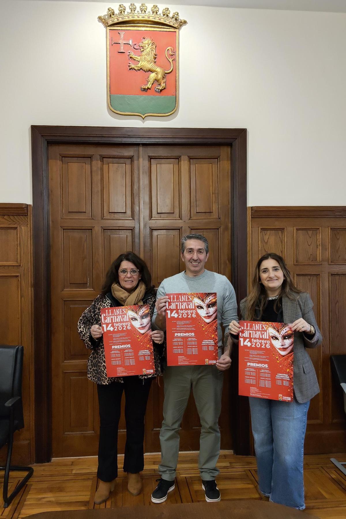 Los concejales de Festejos, José Ramón Amor,; Turismo, Aurora Aguilar, y de la Villa, Mónica Remis, durante la presentación del Carnaval, este lunes.