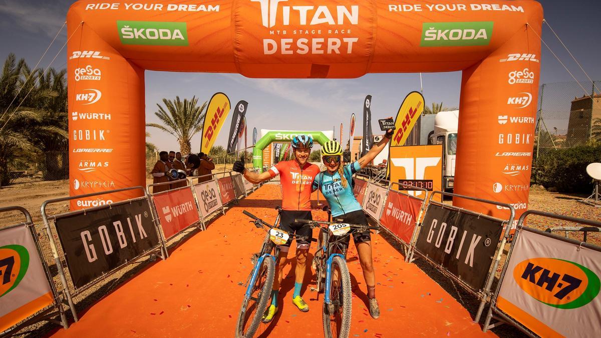 Ariadna Ródenas junto al campeón masculino, Konny Looser