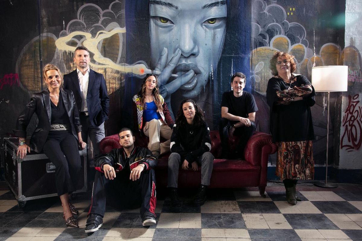 El elenco de Urban junto a los ejecutivos de la serie.