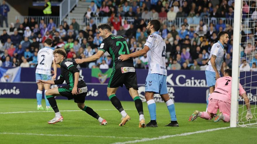 Simo Bouzaidi celebra su gol ante el Málaga en La Rosaleda, durante la primera vuelta.