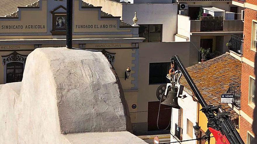 Bajada de una de las campanas con una grúa. | AVAN