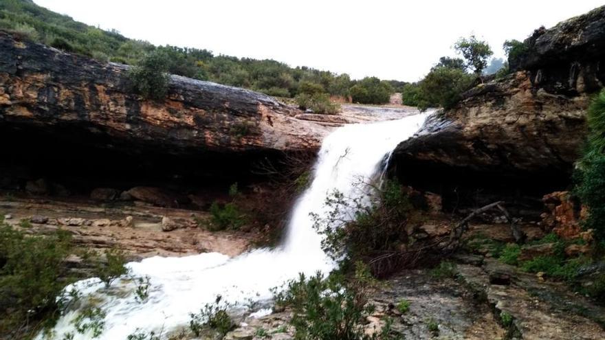 Una espectacular imagen del salto de agua en el barranco de Pertecates, en las montañas del término municipal de Tous.