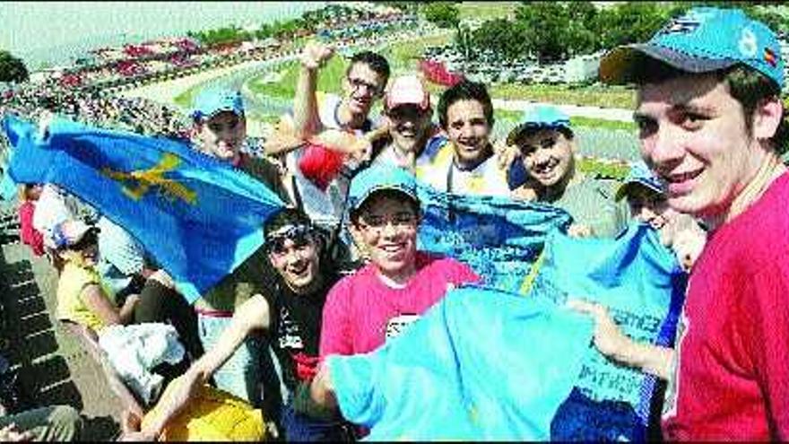 Varios jóvenes de Avilés y El Entrego portan banderas de Asturias, ayer, durante los segundos entrenamientos libres.