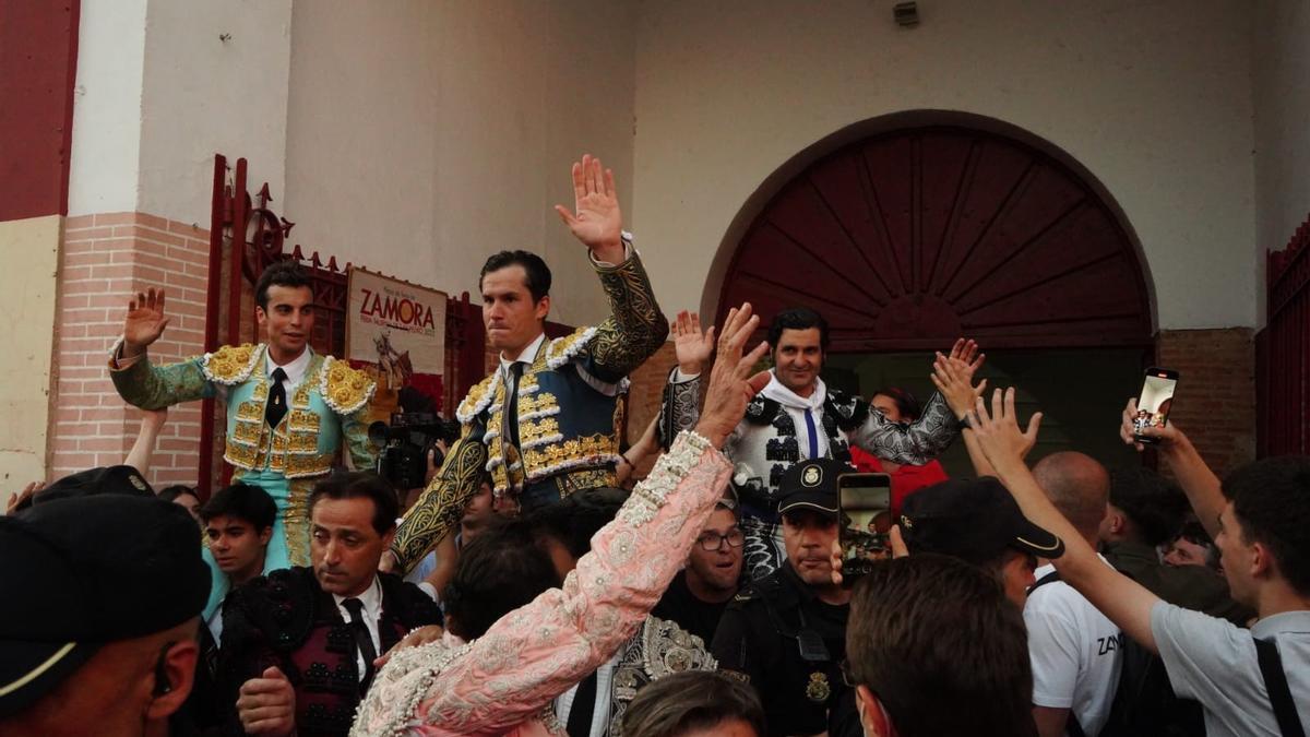 Desde la izquierda, Alejandro Marcos, Daniel Luque y Morante de la Puebla salen a hombros de la plaza de toros de Zamora