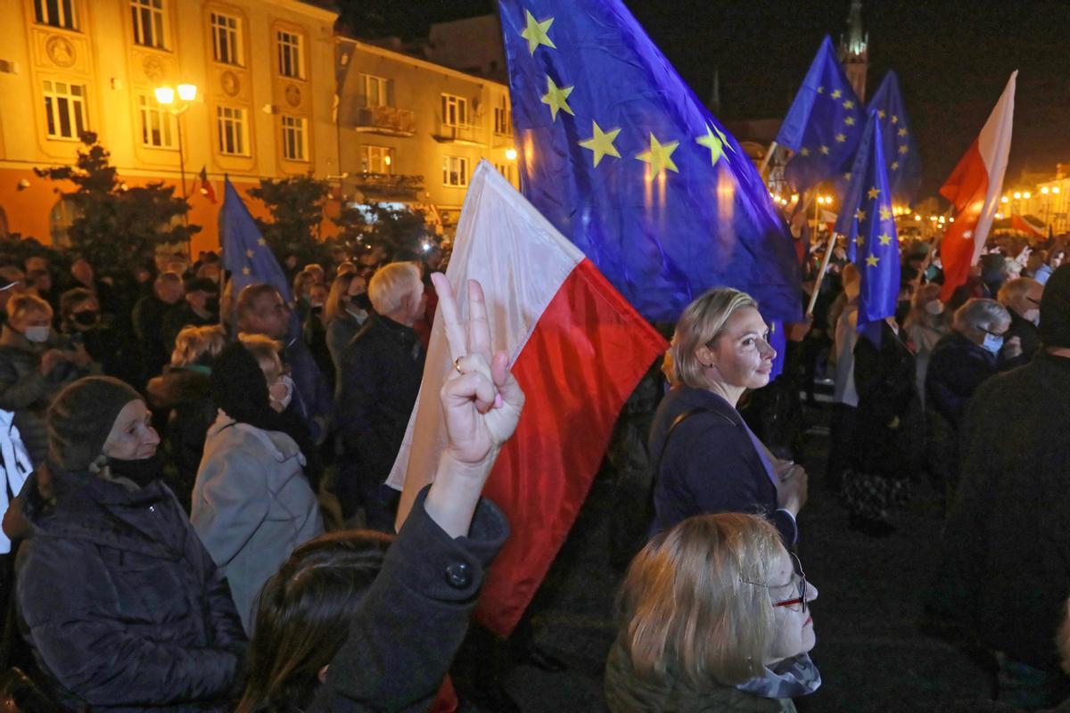 Cientos de miles de personas se manifestaron este domingo en más de 100 ciudades polacas a favor de la Unión Europea y contra un Polexit, tras la polémica sentencia del Tribunal Constitucional del país rechazando el principio de preeminencia del derecho comunitario..jpg