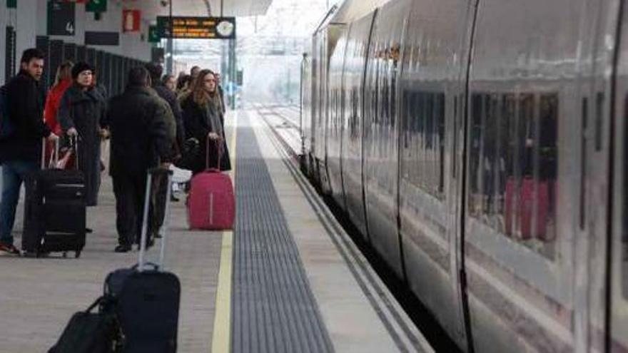 Viajeros subiendo a uno de los trenes en la estación de Zamora.