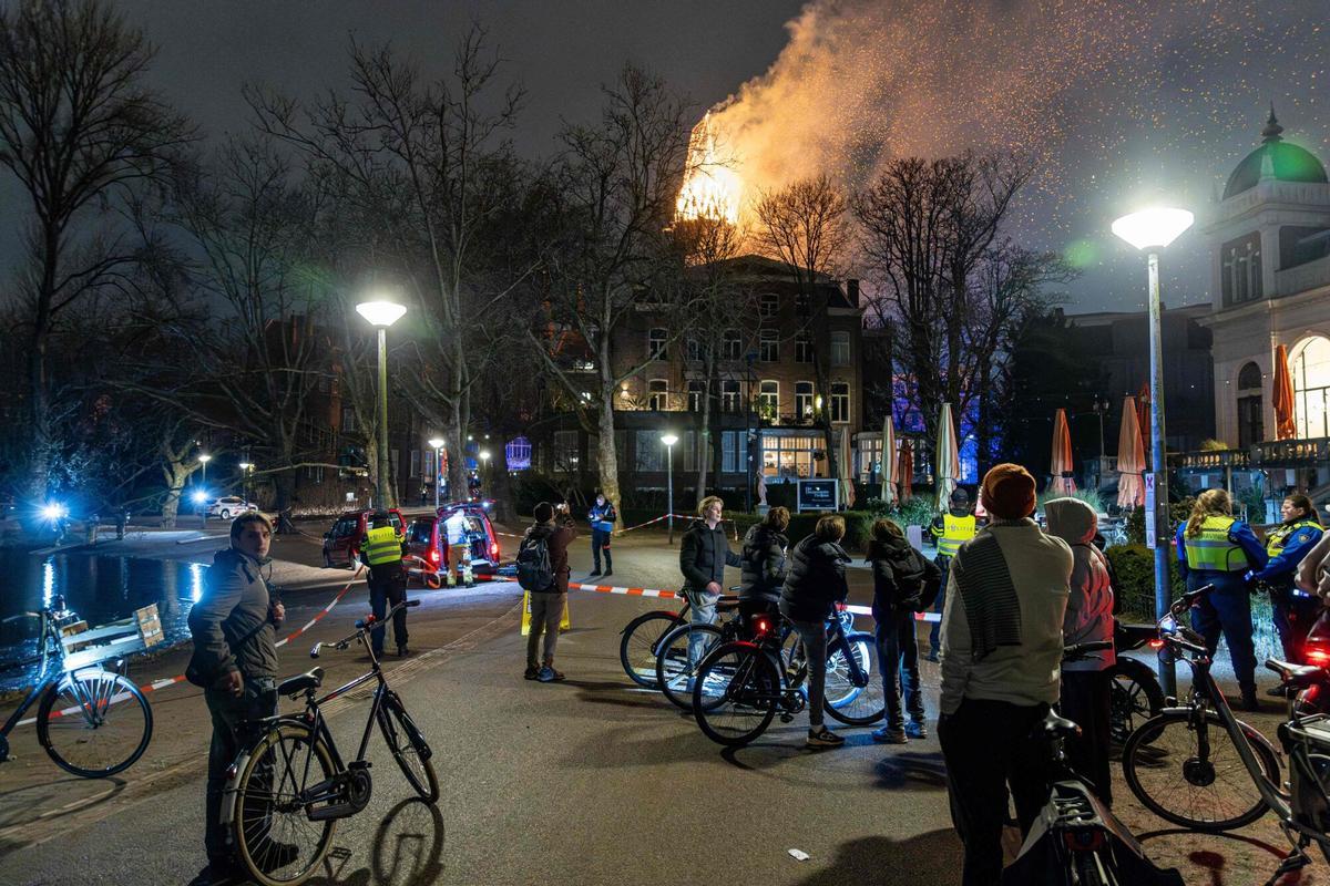 La torre de la iglesia de Vondelkerk arde durante la víspera de Año Nuevo, en Ámsterdam, el 1 de enero de 2026.