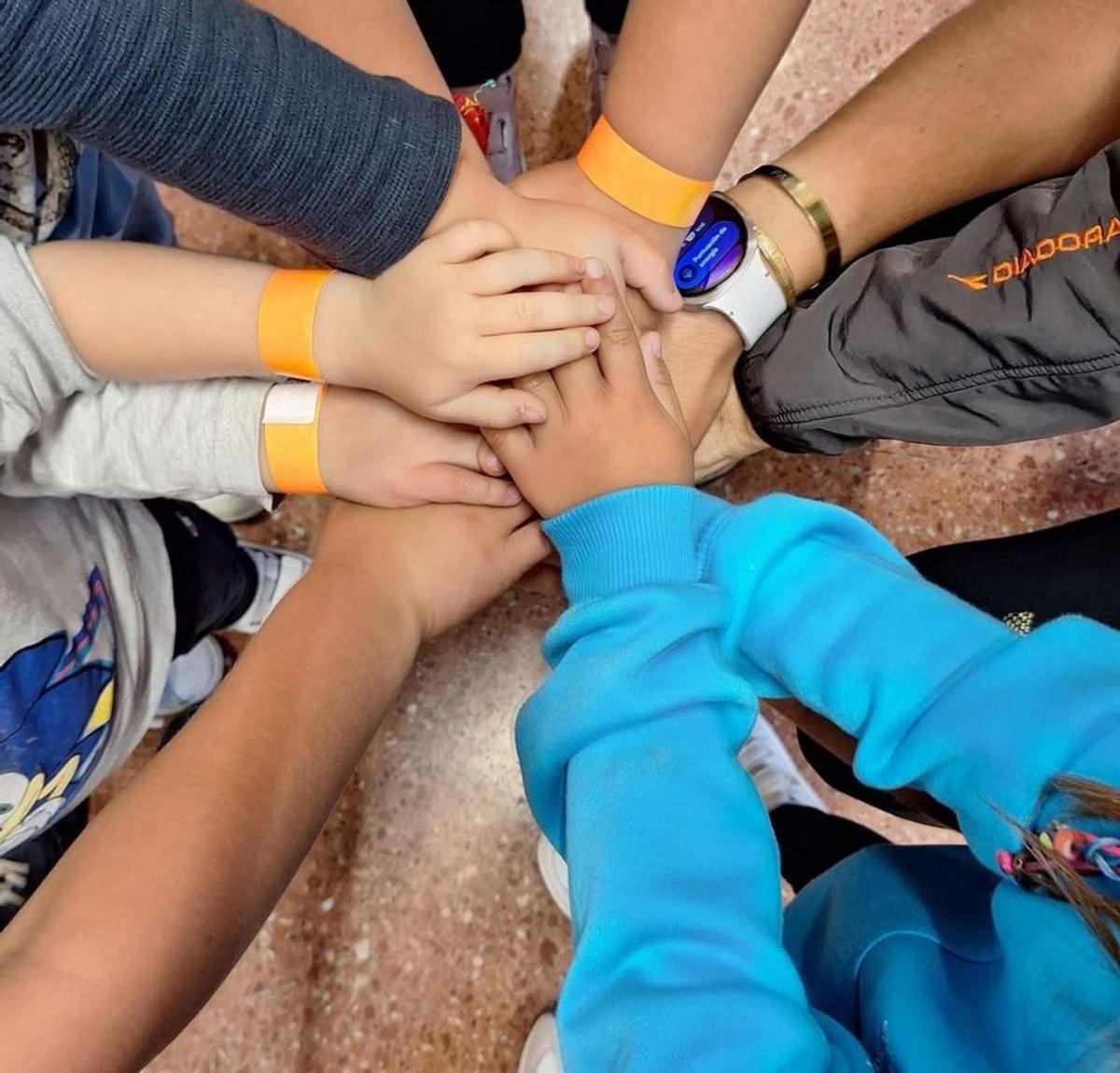 Un grupu d’escolinos, coles manes enxareyaes nuna de les actividaes.