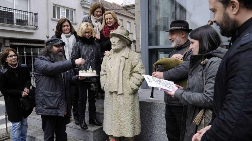 El homenaje a Laxeiro contó con una simbólica tarta de cumpleaños. // Bernabé/Javier Lalín