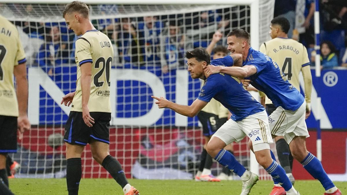 OVIEDO, 25/09/2025.- El centrocampista del Oviedo Alberto Reina (c) celebra tras marcar ante el Barcelona, durante el partido de la sexta jornada de LaLiga EA Sports que Real Oviedo y FC Barcelona disputan este jueves en el estadio Carlos Tartiere. EFE/Paco Paredes