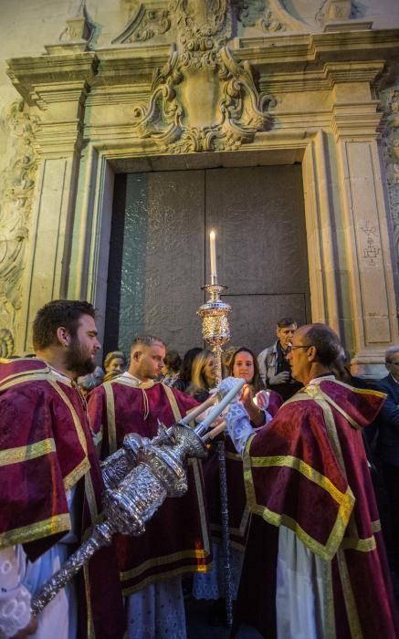 El numeroso cortejo de damas de mantilla caracteriza a esta hermandad