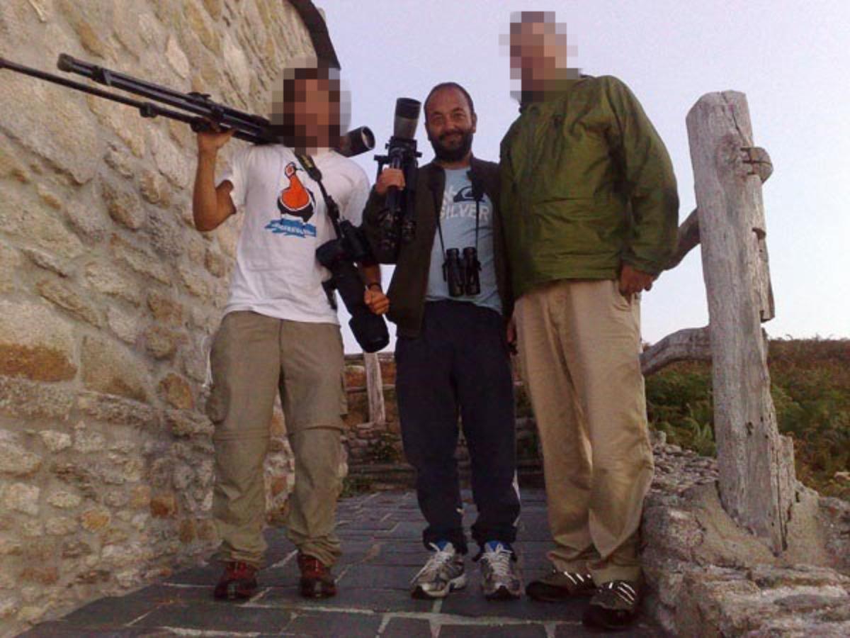 El ornitólogo gallego, junto a dos compañeros.