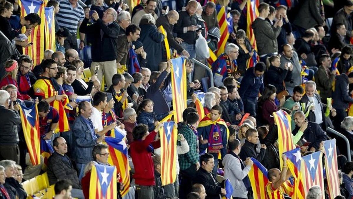 Estelades en un partido del Barça en el Camp Nou.