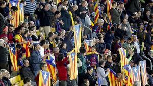 Estelades en un partido del Barça en el Camp Nou.