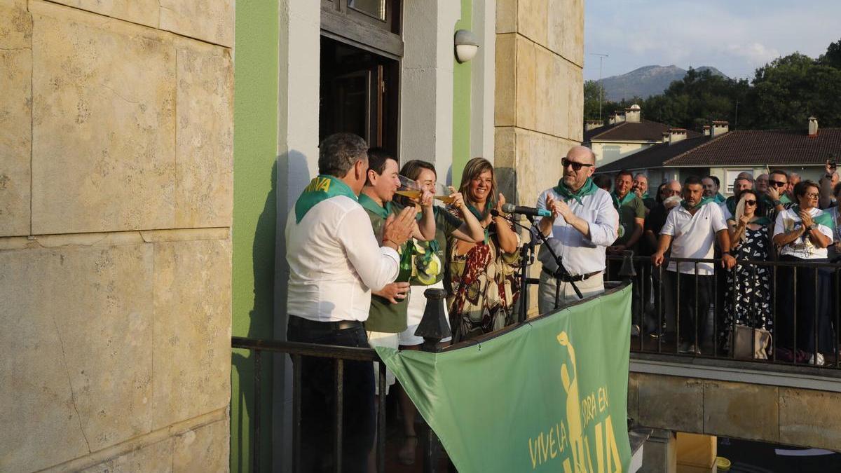 El pregón de las hermanas Ovín emociona en el Festival de la Sidra de Nava: "Es un honor inmenso, es nuestra fiesta y el pueblo huele a sidra, manzana y tradición"