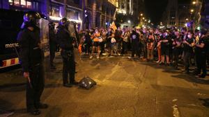 Agentes de los Mossos custodian la comisaría de la Policía Nacional en Via Laietana.
