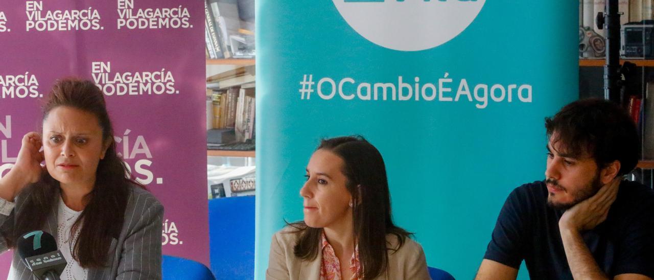 María de la O Fernández, en el centro, en un acto de partido.