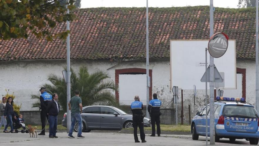 Agentes en una intervención anterior en la misma zona en la que se produjo el accidente de Cancienes.