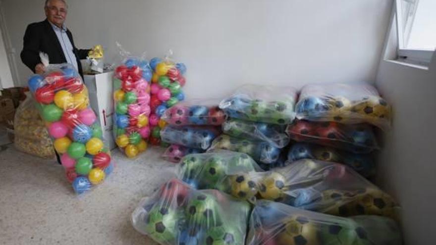Miles de balones, peluches y regalos para los niños