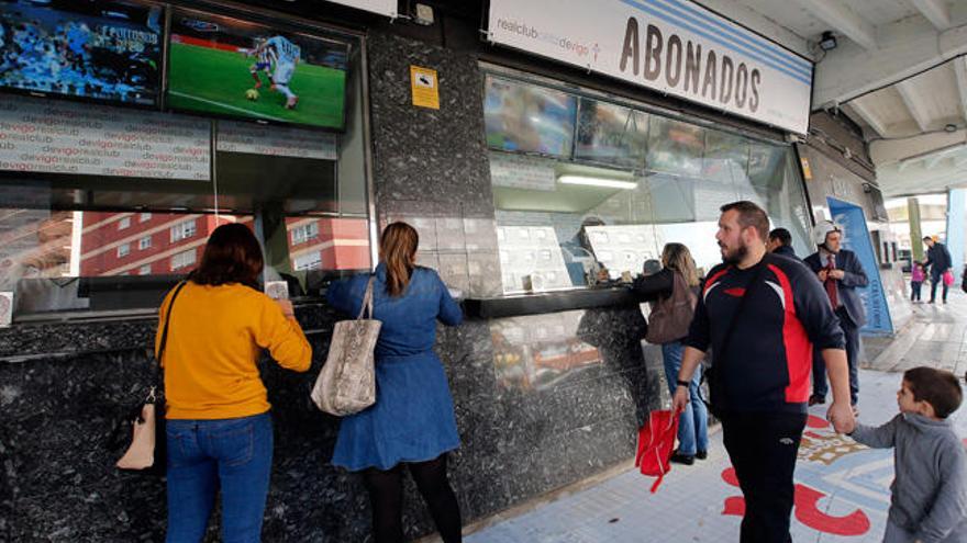 Abonados comprando entradas en Balaídos // MARTA G. BREA