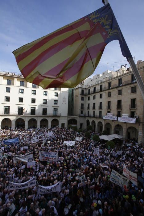 Manifestación en contra de los recortes de aulas en la enseñanza concertada