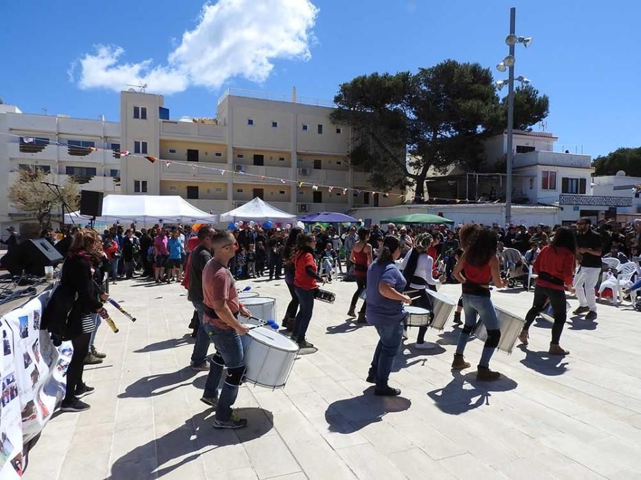 Más de 1.000 personas participan en la Fiesta Intercultural de Formentera que reunió a los residentes en la plaza de Europa en es Pujols.