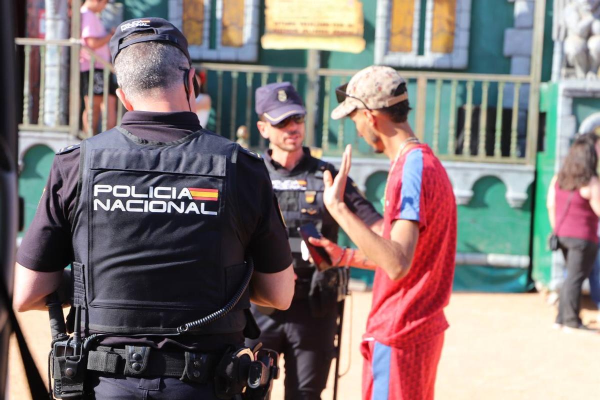 La Policía inspecciona a un ciudadano en El Arenal en busca de armas blancas o drogas.